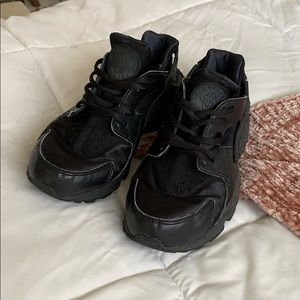 Black on black huarache size 7.5